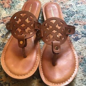 Cute “Report” sandals perfect for summer ☀️😍